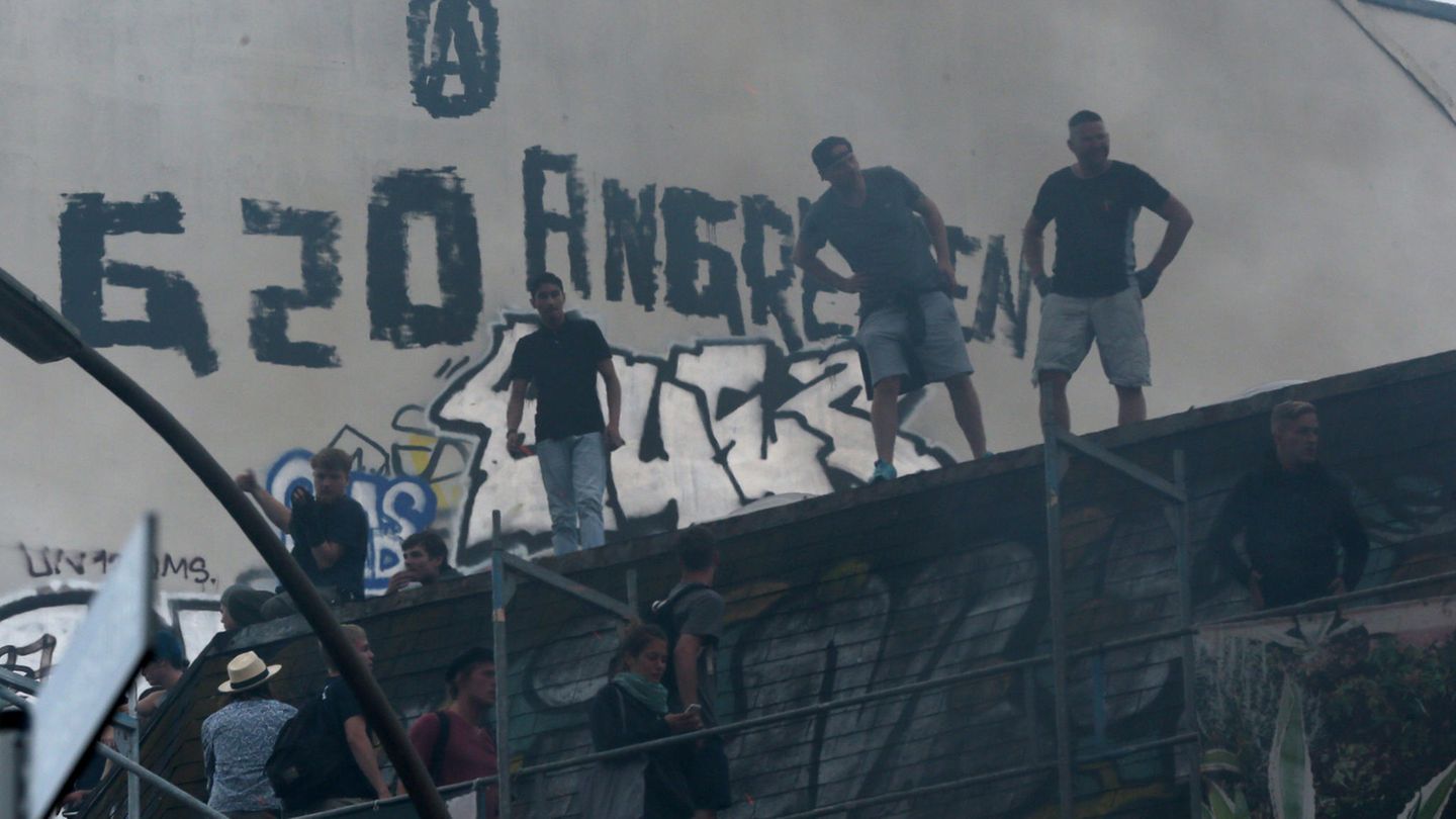 Auf den Dächern im Schanzenviertel sammelten sich am G20-Wochenende Randalierer und Schaulustige
