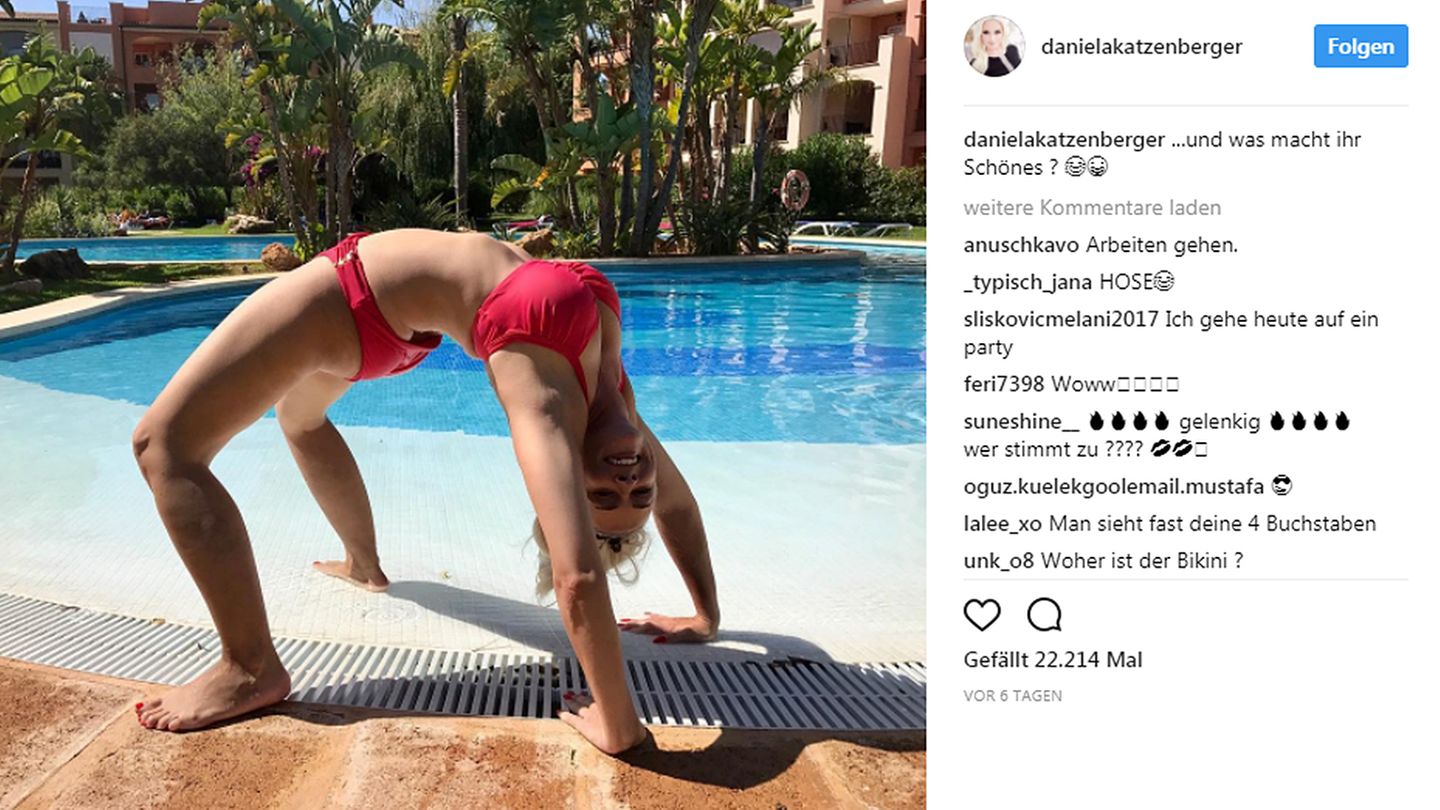 Junge Brasilianerin Und Ihr Freund Entspannen Sich Am Pool Junge Brasilianerin Und Ihr Freund Entspannen Sich Am Pool