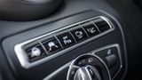 Mercedes GLC 250d 4matic - Bedienmodule über dem linken Knie