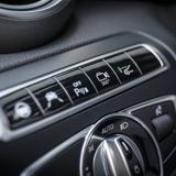 Mercedes GLC 250d 4matic - Bedienmodule über dem linken Knie