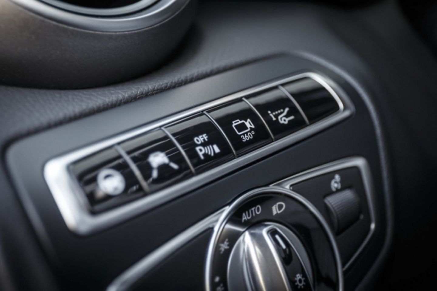 Mercedes GLC 250d 4matic - Bedienmodule über dem linken Knie