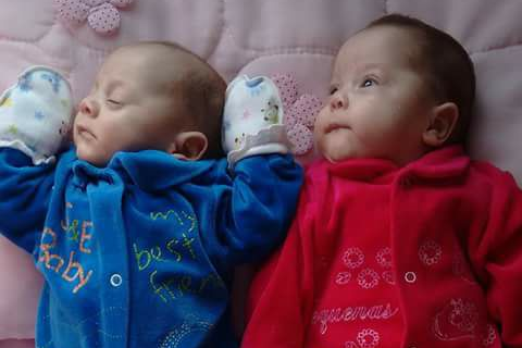 Die Zwillinge Asaph (l.) und Anna