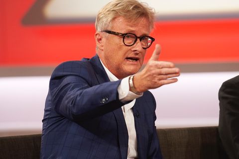 Hans-Ulrich Jörges sitzt in der Talkrunde von Sandra Maischberger und gestikuliert mit ausgestrecktem rechten Arm