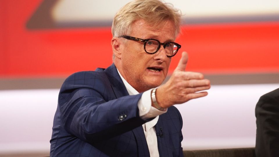 Hans-Ulrich Jörges Hans-Ulrich Jörges sitzt in der Talkrunde von Sandra Maischberger und gestikuliert mit ausgestrecktem rechten Arm