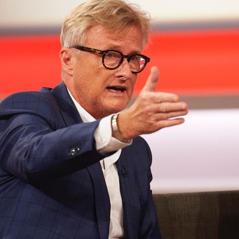 Hans-Ulrich Jörges sitzt in der Talkrunde von Sandra Maischberger und gestikuliert mit ausgestrecktem rechten Arm
