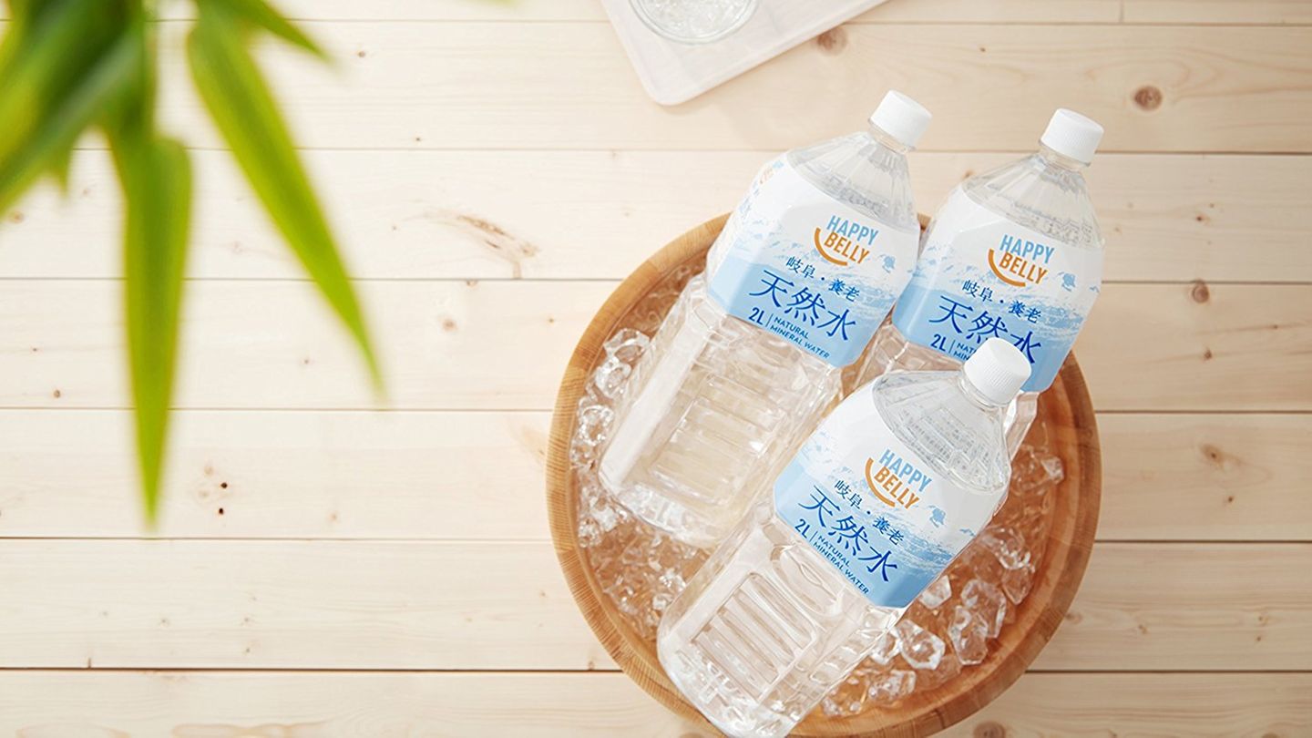 Auch mit Wasserflaschen von Belly Water deckten sich die Japaner großzügig ein.