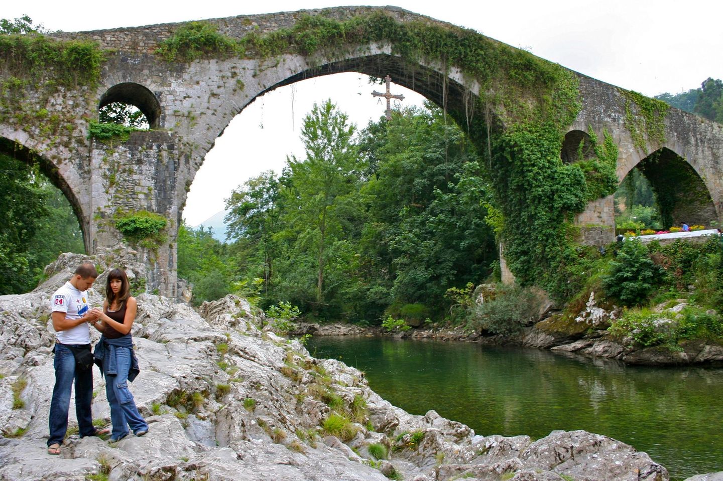 Aufbruch in Cangas de Onís  Hier versorgen sich die Aktivurlauber: Mit Kajaks und Kanus, um den Fluss Sella bis zur Mündung bei Ribadesella hinunter zu paddeln, mit Pferden oder Quads, um mehr oder minder naturverbunden das Vorgebirge zu durchstreifen, mit Wanderstiefeln oder Bergmontur, um die nahen Gipfel zu bezwingen. Die Picos de Europa, nur dreißig Kilometer vom Meer entfernt, ragen bis 2600 Meter auf. Seit der lokale Held Pelayo im nahen Covadonga 722 einen Trupp Mauren in die Flucht geschlagen hat, ist der stark besuchte Ort für alle Spanier Kult.    Pelayos Kreuz ziert Asturiens Wappen, hängt von der romanischen Brücke in Cangas und vielen Landeskindern um den Hals. Hat man den Wallfahrtsort hinter sich gelassen, geht es steil hinauf durch Buchenwälder, Heidelandschaften und Hochweiden, in ein Naturareal mit Greifvögeln, Wölfen und den letzten Bären, die mit Peilsendern überwacht werden.