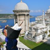 Bilderbuchstadt Luarca  Pittoresk wie viele der kleinen Hafenstädte zieht sich Luarca an der Steilküste empor, in die sich der Fluss Negro seinen kurvigen Lauf gegraben hat. An seiner Mündung bleibt Platz für kleine Strände, die im Verlauf der mächtigen Tide mal mehr, mal weniger von ihrem Sand zeigen. Besonders prächtig erhebt sich der Friedhof über der Stadt. Walfänger und erfolgreiche Heimkehrer aus Lateinamerika, die im Ort stattliche Häuser hinterlassen haben, sind hier begraben.