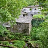 Tief in den Wäldern  Wie weite Teile des Hinterlands bekam Taramundi, hart an der Grenze zu Galizien, erst nach Francos Tod mit einer neuen Straße eine Chance. Die Gemeinde schuf Wanderwege durch die dichten Wälder aus Eichen und Kastanien, belebte traditionelle Handwerke wie das Messerschmieden neu und richtete Kulturdenkmäler wie Os Teixos, das die Wasserkraft seit langem erfindungsreich nutzte, in der typischen Bauweise aus Bruchsteinen und Schieferplatten wieder her. Mit dem Ausbau einer alten Pfarrei zum gehoben rustikalen Hotel La Rectoral kam 1986 Komfort in den ländlichen Tourismus. Mangel an Welt, wie sich sein Name übersetzen lässt, hat Taramundi heute nicht mehr.