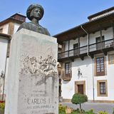 Villaviciosa, die Kapitale des Apfels  Das propere Villaviciosa liegt am Fluss gleichen Namens inmitten der fruchtbarsten Landschaft Asturiens. Wichtigstes Produkt ist der Apfel und der Schaumwein, der aus ihm gewonnen wird. Mit einigem Aufwand gedenkt die Kleinstadt der Tatsache, dass der Mantel der Weltgeschichte sie vor 500 Jahren gestreift hat. Im September 1517 betrat der Habsburger Carlos I. als erster König Gesamtspaniens in Tazones, einem zu Villaviciosa gehörenden Hafenort, den Boden seines neuen Reiches. Als Kaiser Karl V. herrschte er wenig später über ein Reich, in dem die Sonne nicht unterging.