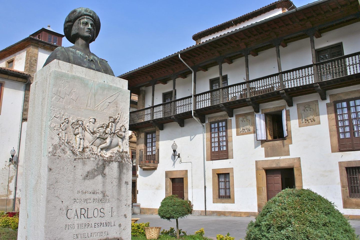 Unterwegs in Nordspanien: Villaviciosa, die Kapitale des Apfels Das propere Villaviciosa liegt am Fluss gleichen Namens inmitten der fruchtbarsten Landschaft Asturiens. Wichtigstes Produkt ist der Apfel und der Schaumwein, der aus ihm gewonnen wird. Mit einigem Aufwand gedenkt die Kleinstadt der Tatsache, dass der Mantel der Weltgeschichte sie vor 500 Jahren gestreift hat. Im September 1517 betrat der Habsburger Carlos I. als erster König Gesamtspaniens in Tazones, einem zu Villaviciosa gehörenden Hafenort, den Boden seines neuen Reiches. Als Kaiser Karl V. herrschte er wenig später über ein Reich, in dem die Sonne nicht unterging. Villaviciosa, die Kapitale des Apfels Das propere Villaviciosa liegt am Fluss gleichen Namens inmitten der fruchtbarsten Landschaft Asturiens. Wichtigstes Produkt ist der Apfel und der Schaumwein, der aus ihm gewonnen wird. Mit einigem Aufwand gedenkt die Kleinstadt der Tatsache, dass der Mantel der Weltgeschichte sie vor 500 Jahren gestreift hat. Im September 1517 betrat der Habsburger Carlos I. als erster König Gesamtspaniens in Tazones, einem zu Villaviciosa gehörenden Hafenort, den Boden seines neuen Reiches. Als Kaiser Karl V. herrschte er wenig später über ein Reich, in dem die Sonne nicht unterging.