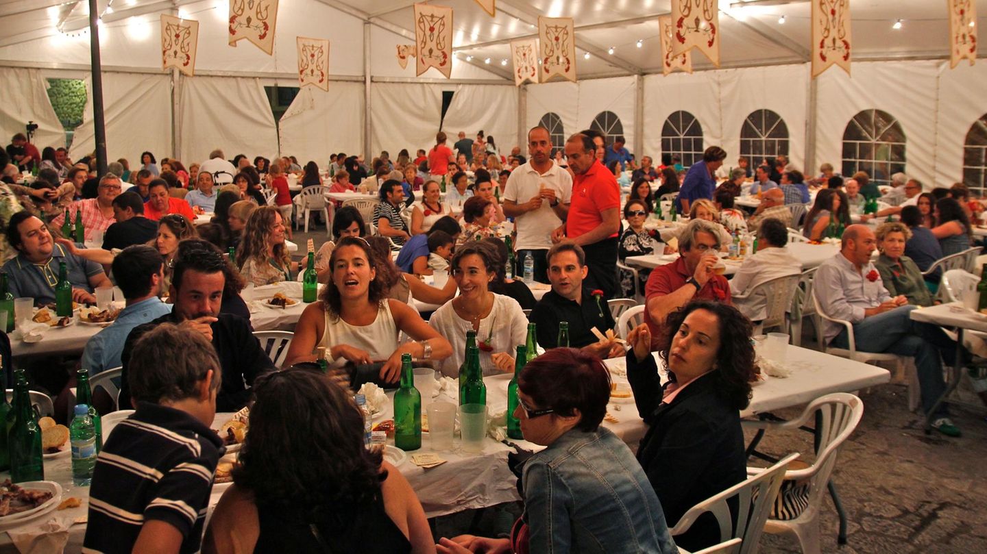 Spanier unter sich  Wie hier mitten im Sommer beim Festival Folclórico in Colombres machen sich ausländische Besucher rar. Von den elf Millionen Touristen aus Deutschland, die jedes Jahr nach Spanien reisen, findet weniger als ein halbes Prozent den Weg nach Asturien.