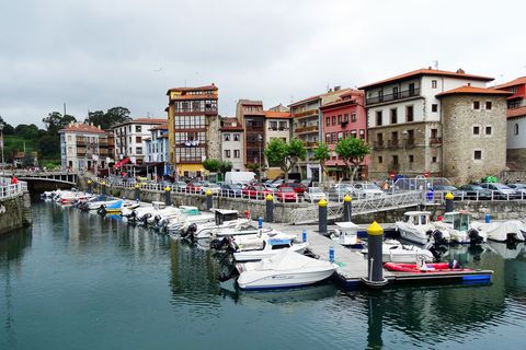 Bei Spaniern eine beliebte Sommerfrische: Llanes mit seinem Hafen und der denkmalgeschützten Altstadt.