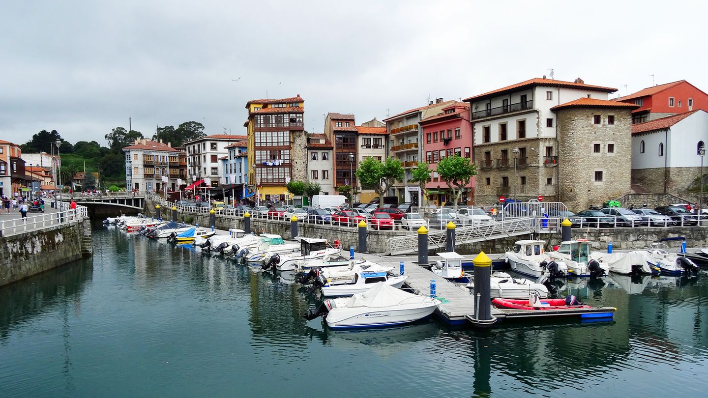 Bei Spaniern eine beliebte Sommerfrische: Llanes mit seinem Hafen und der denkmalgeschützten Altstadt.
