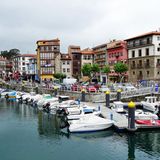 Bei Spaniern eine beliebte Sommerfrische: Llanes mit seinem Hafen und der denkmalgeschützten Altstadt.