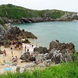 Viele davon haben eine Sandstrand, wie hier die Playa de Cué gleich östlich von Llanes. Doch die Wassertemperatur steigt auch im Sommer selten über 20 Grad Celsius.