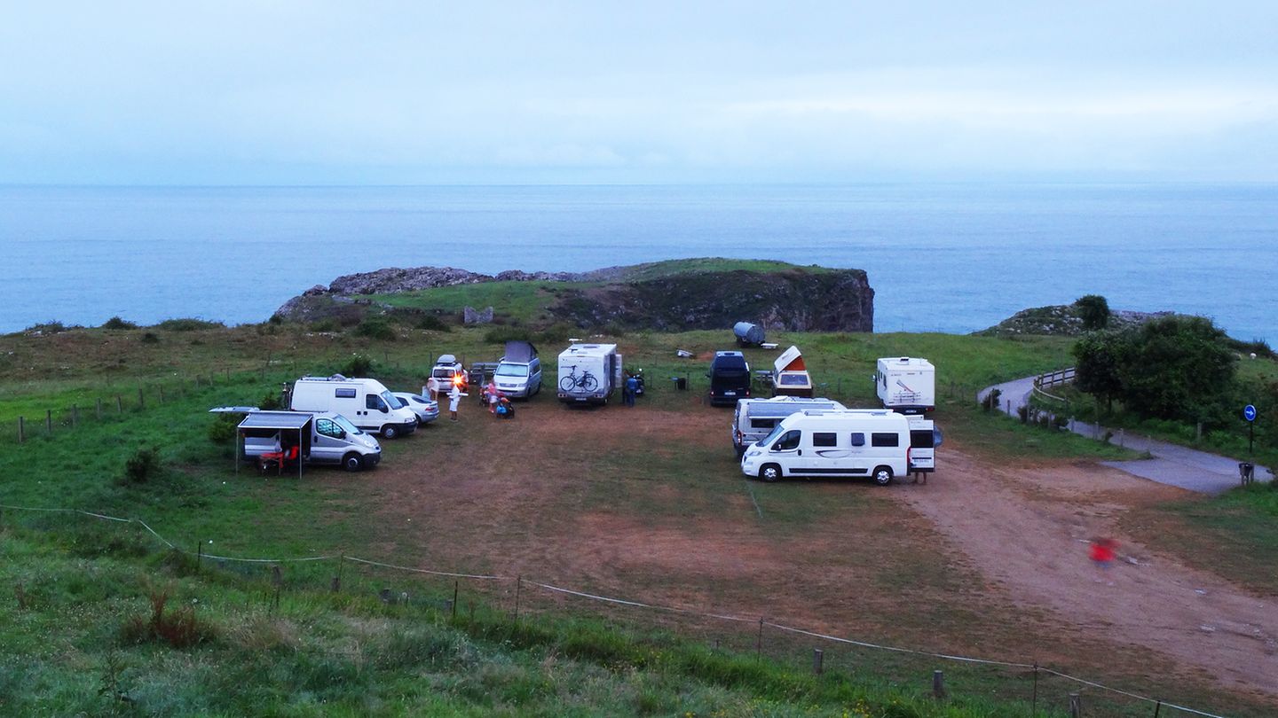Wer mit dem Wohnmobil im Norden Spaniens unterwegs ist, findet jeden Abend traumhafte Stellplätze an der Küste.