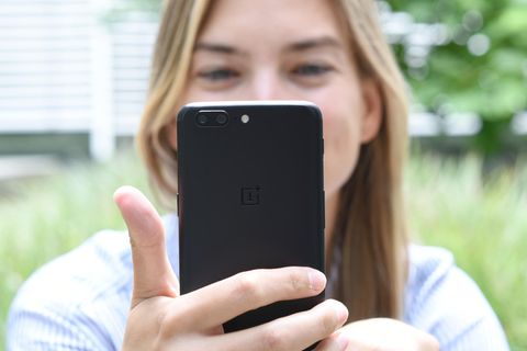 Das Oneplus 5 in der Hand einer jungen Frau
