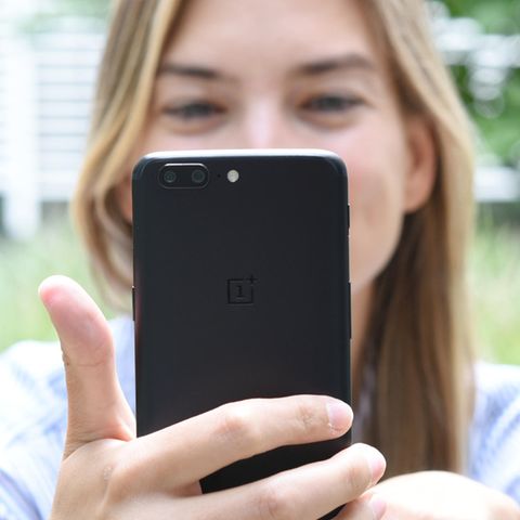 Das Oneplus 5 in der Hand einer jungen Frau