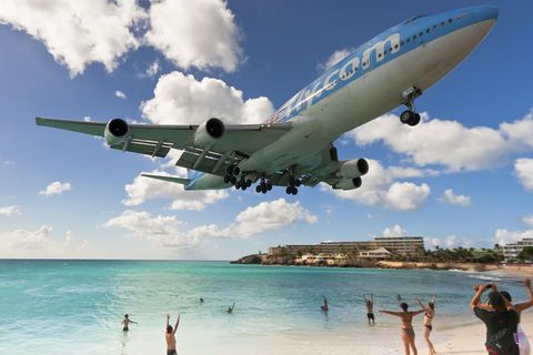 Sint Maarten: Flugzeug im Landeanflug am Maho-Beach