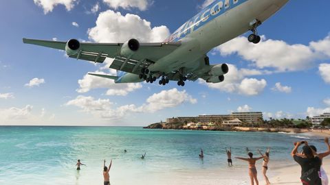 Sint Maarten: Flugzeug im Landeanflug am Maho-Beach