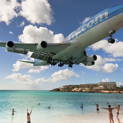 Sint Maarten: Flugzeug im Landeanflug am Maho-Beach