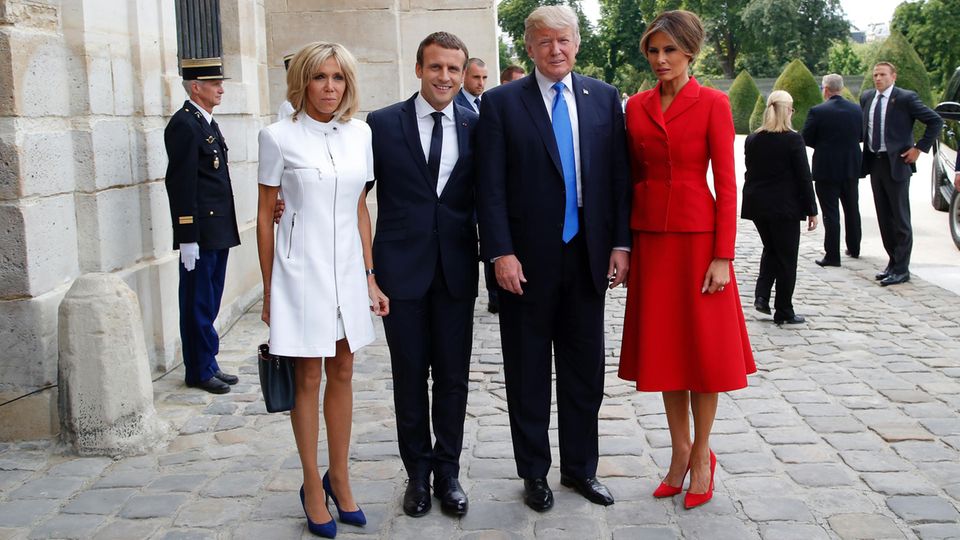 US-Präsident in Paris: Gruppenbild mit Damen: Emmanuel Macron (2. v. r.), seine Frau Brigitte (l.), Donald Trump und seine Frau Melania vor dem Invalidendom in Paris Gruppenbild mit Damen: Emmanuel Macron (2. v. r.), seine Frau Brigitte (l.), Donald Trump und seine Frau Melania vor dem Invalidendom in Paris