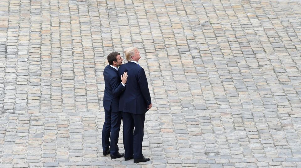 US-Präsident in Paris: Blick nach oben: Macron und Trump im Ehrenhof des Invalidendoms in Paris Blick nach oben: Macron und Trump im Ehrenhof des Invalidendoms in Paris