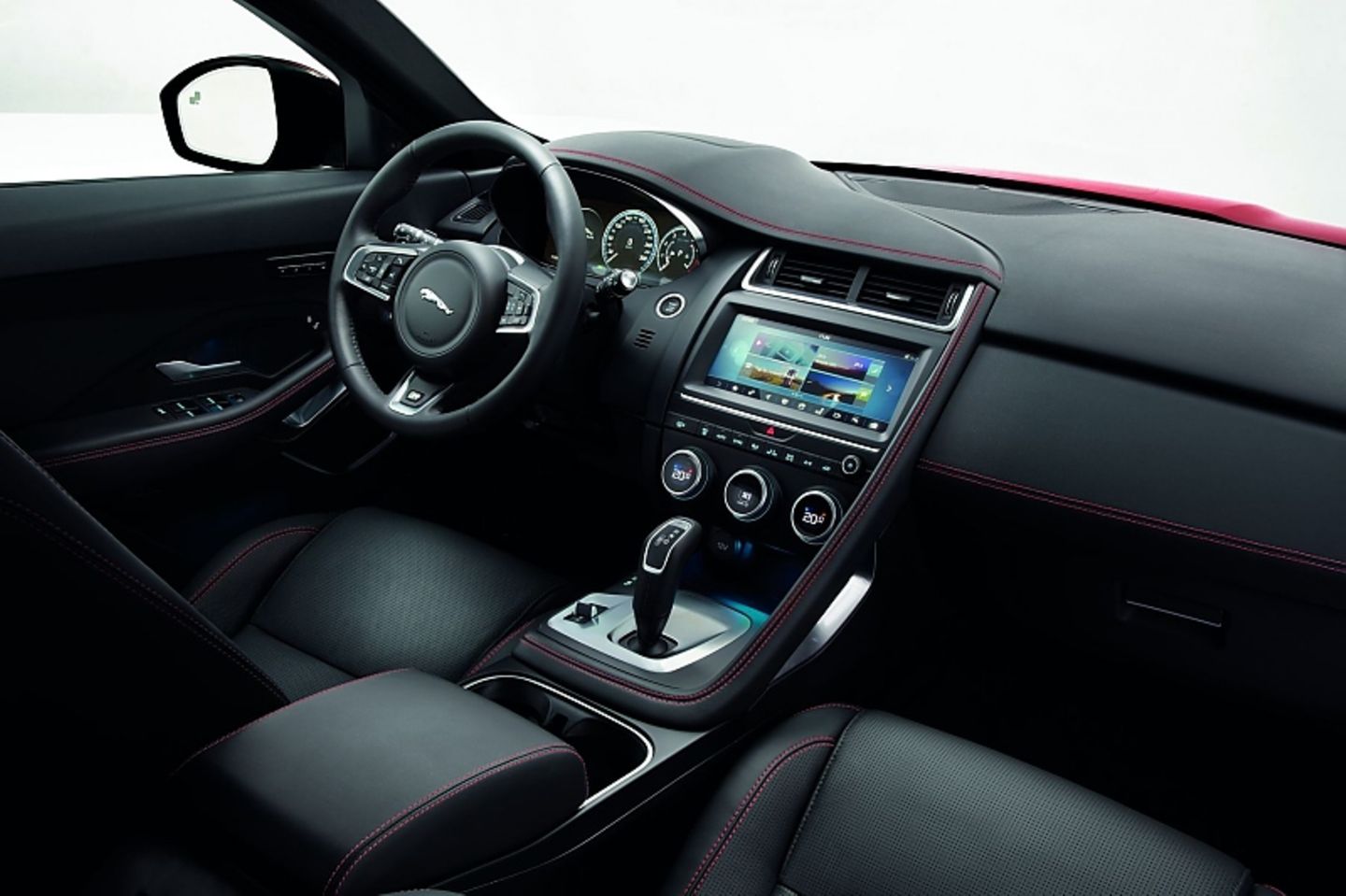 Das Cockpit ähnelt dem des F-Pace