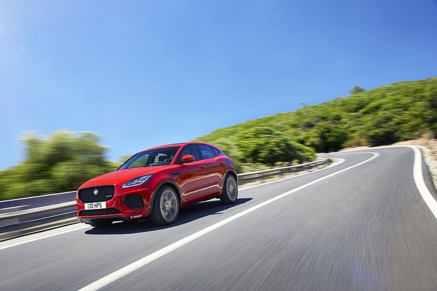 Fünf Ingenium Vierzylindermotoren stehen beim E-Pace zur Auswahl: zwei Benziner mit 183 kW / 250 PS und 221 kW / 300 PS, die drei Diesel leisten 110 kW / 150 PS, 132 kW / 180 PS und 177 kW / 240 PS. Fünf Ingenium Vierzylindermotoren stehen beim E-Pace zur Auswahl: zwei Benziner mit 183 kW / 250 PS und 221 kW / 300 PS, die dre