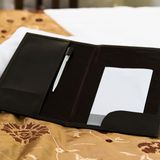 Stifte müssen Hotels ebenfalls regelmäßig nachfüllen: In 40 Prozent der Häuser steckten Gäste die Schreibutensilien ein