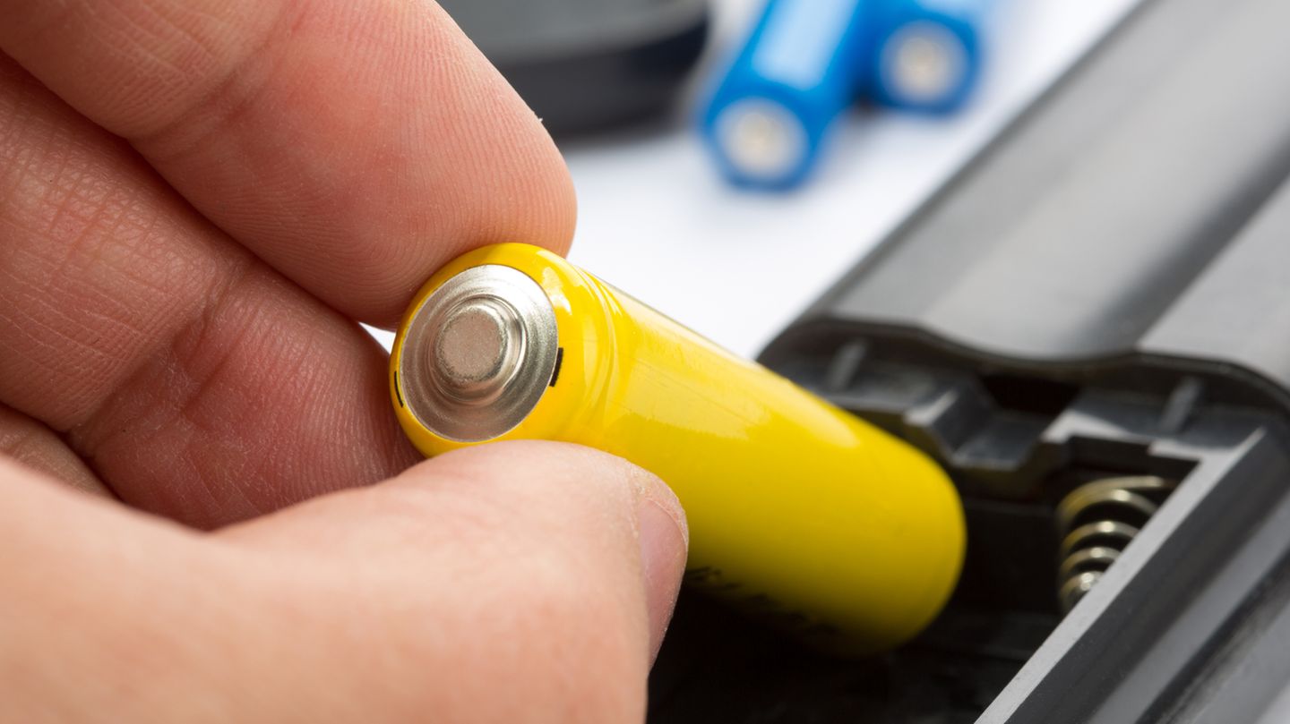 Batterien, zum Beispiel aus der Fernbedienung, verschwinden in 21 Prozent der Hotels