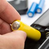 Batterien, zum Beispiel aus der Fernbedienung, verschwinden in 21 Prozent der Hotels