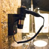 Föhne sind häufig fest montiert. Trotzdem beklagen 7 Prozent der Hotels Diebstähle.