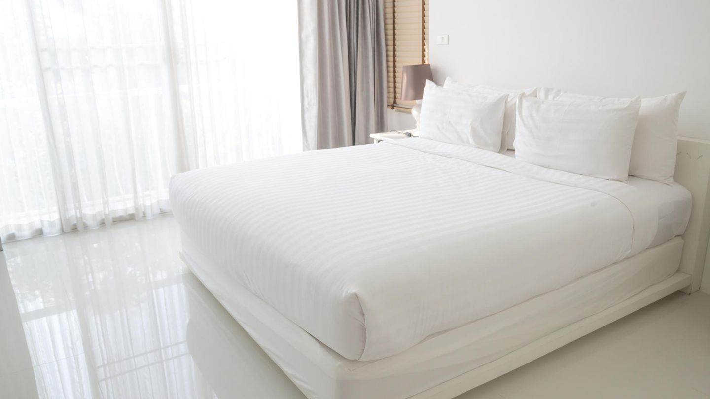 Man fragt sich zwar, wie das logistisch gehen soll, aber drei Prozent der Hotels berichten, sogar Matratzen seien schon geklaut worden.