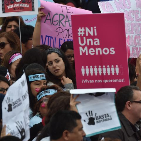 Frauen demonstrieren in Argentinien gegen die alltäglichen Frauenmorde - Bewegung ni una menos