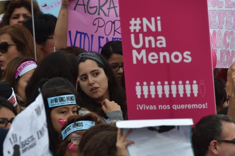 Frauen demonstrieren in Argentinien gegen die alltäglichen Frauenmorde - Bewegung ni una menos