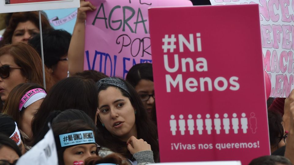 Frauen demonstrieren in Argentinien gegen die alltäglichen Frauenmorde - Bewegung ni una menos