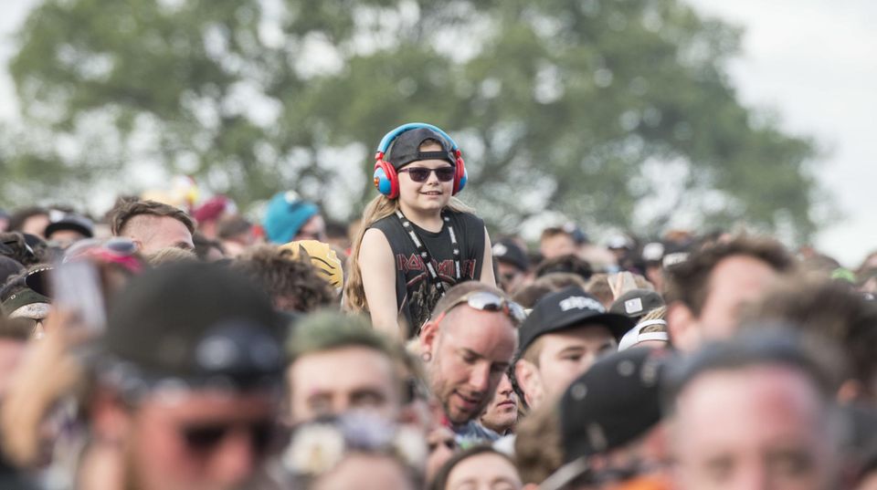 Kind in der Festivalmenge Kind in der Festivalmenge