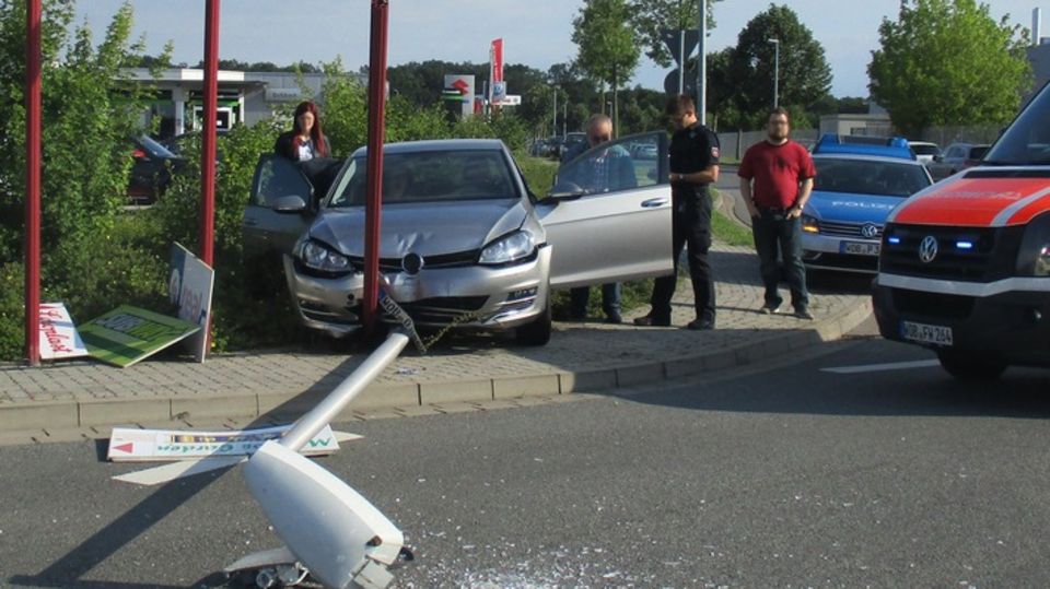 nachrichten deutschland - Der VW Golf ist nach dem wilden Einparkversuch nicht mehr fahrtüchtig nachrichten deutschland - Der VW Golf ist nach dem wilden Einparkversuch nicht mehr fahrtüchtig
