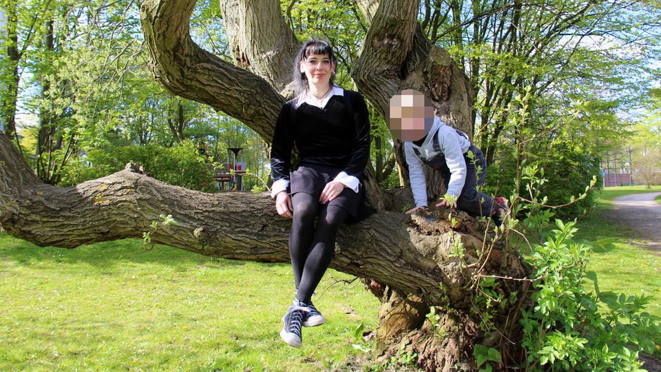 Die Mutter mit ihrem vierjährigen Sohn. Der Junge muss nun ohne sie groß werden