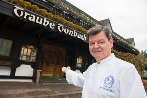 Harald Wohlfahrt vor der Schwarzwaldstube im Hotel Traube Tonbach in Baiersbronn