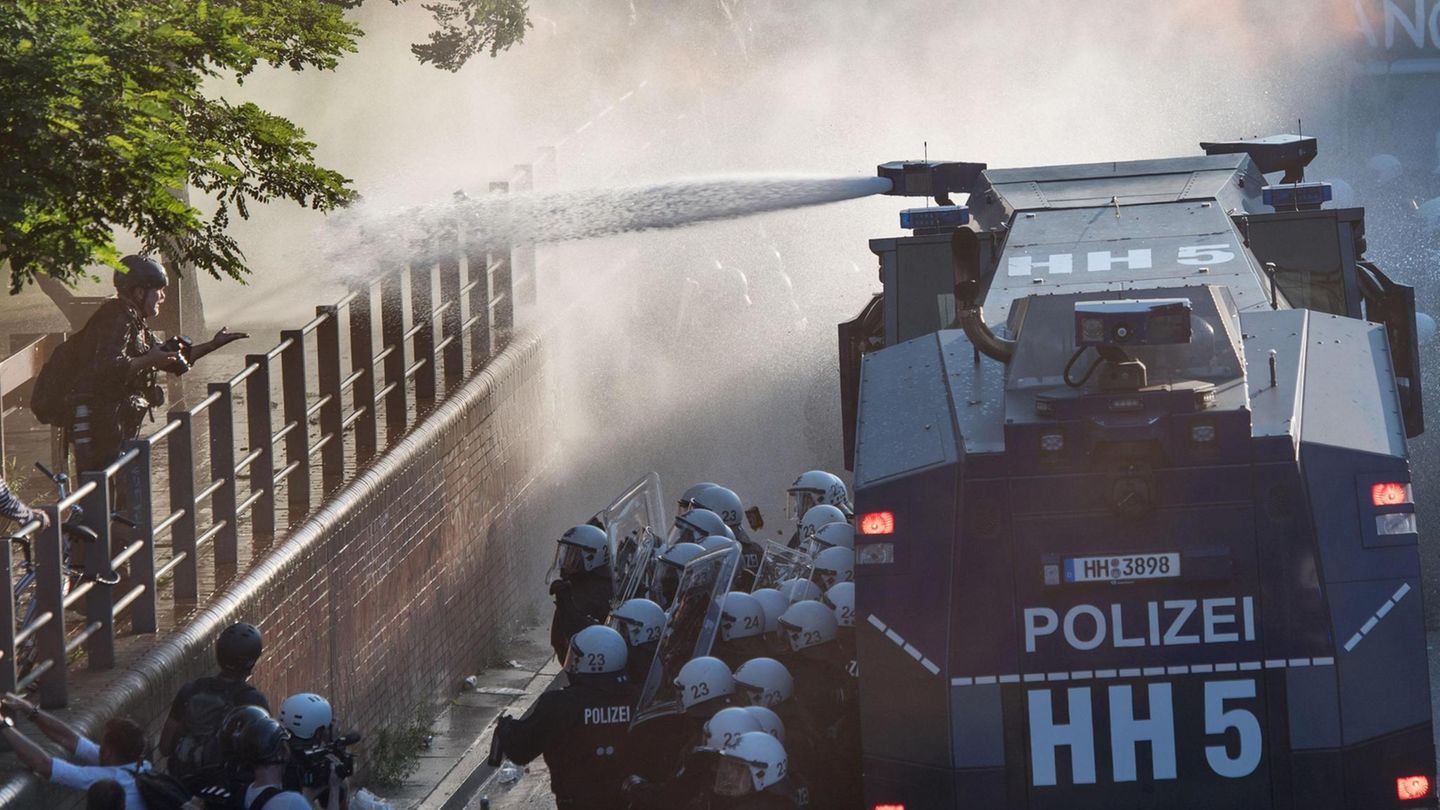 Der "Hamburger Gruß an die Presse" - auf eine Geste hin, wird der stern-Fotograf angegriffen.