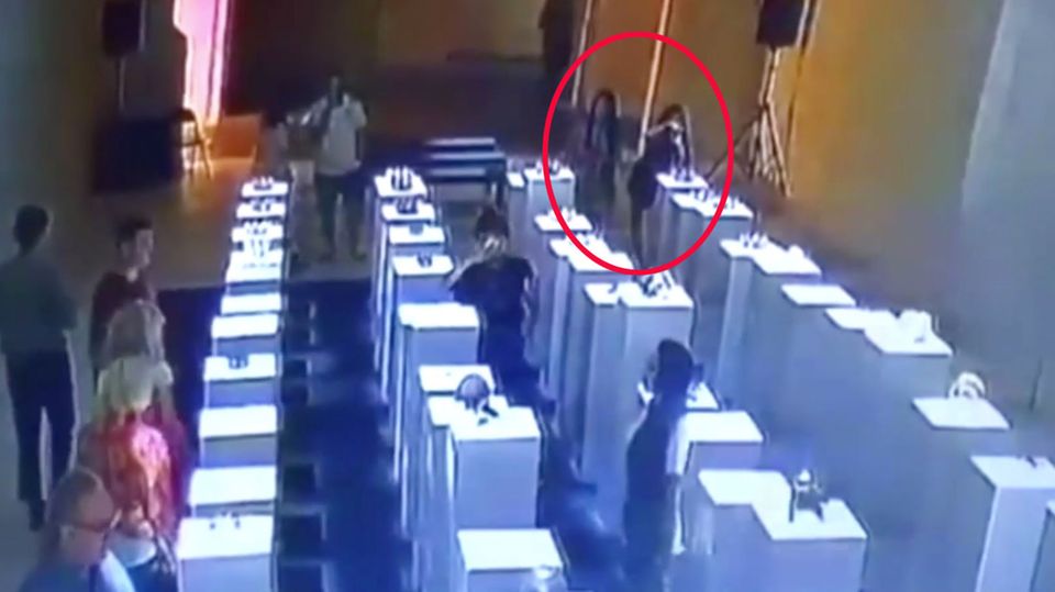 Wegen eines Selfies verursacht eine Frau in Los Angeles knapp 200.000 Euro Schaden in einem Museum Wegen eines Selfies verursacht eine Frau in Los Angeles knapp 200.000 Euro Schaden in einem Museum