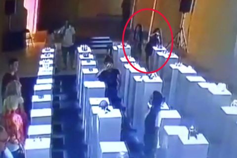 Wegen eines Selfies verursacht eine Frau in Los Angeles knapp 200.000 Euro Schaden in einem Museum