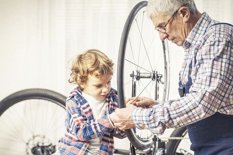 Was zu werkeln gibts ja immer, zum Beispiel am Fahrrad. Aber sollten wir gezwungen sein, bis ins hohe Alter regulär zu arbeiten?