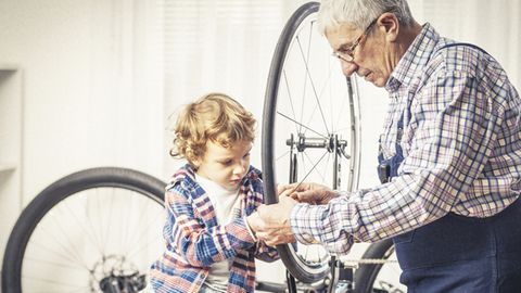 Was zu werkeln gibts ja immer, zum Beispiel am Fahrrad. Aber sollten wir gezwungen sein, bis ins hohe Alter regulär zu arbeiten?
