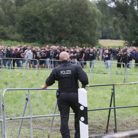 Anhänger der rechten Szene warten am 15.07.2017 in Themar (Thüringen) auf den Einlass zu einem Konzertgelände