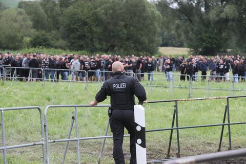Anhänger der rechten Szene warten am 15.07.2017 in Themar (Thüringen) auf den Einlass zu einem Konzertgelände