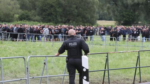 Anhänger der rechten Szene warten am 15.07.2017 in Themar (Thüringen) auf den Einlass zu einem Konzertgelände